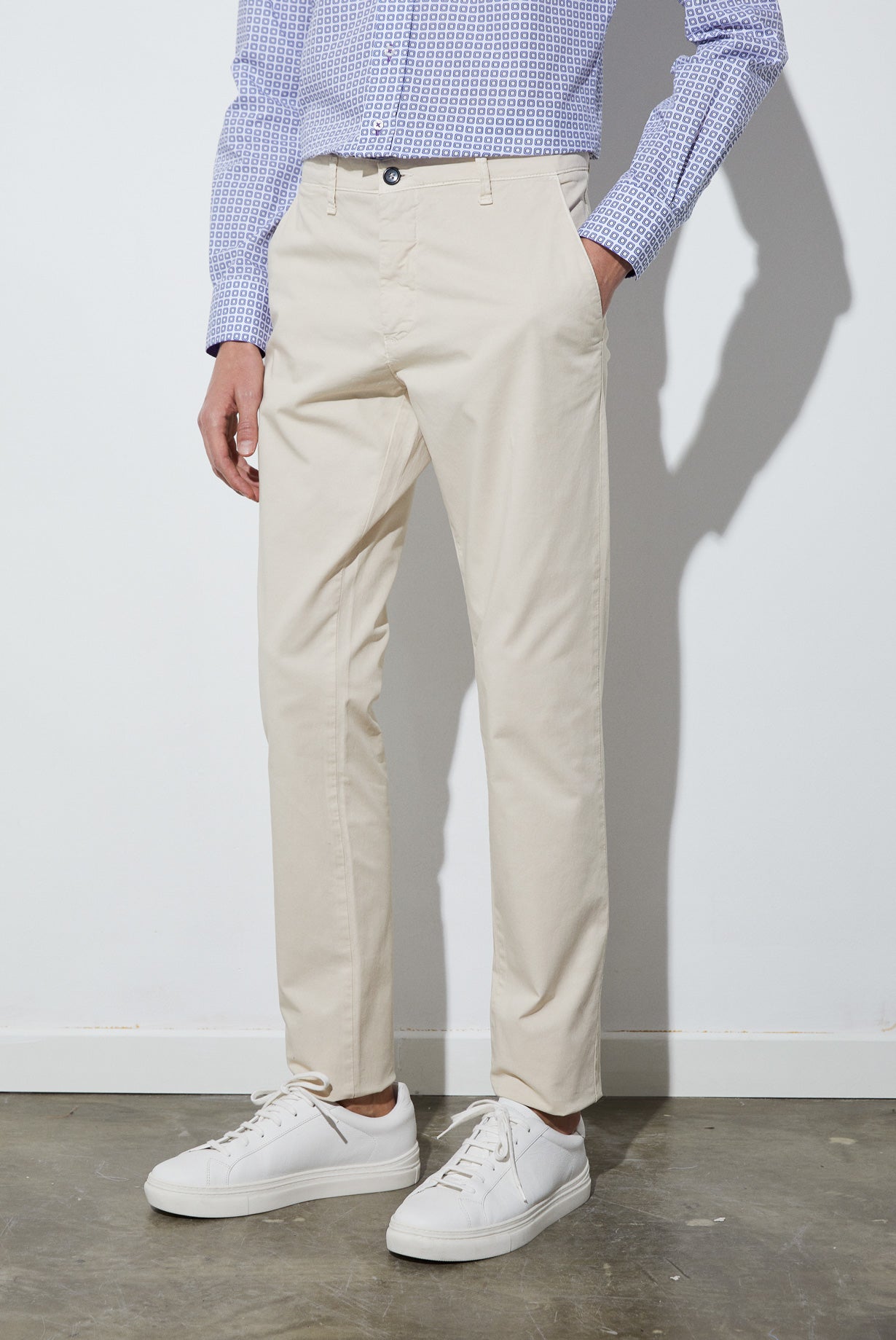 pantalon-beige-hombre-891odd-1.jpg